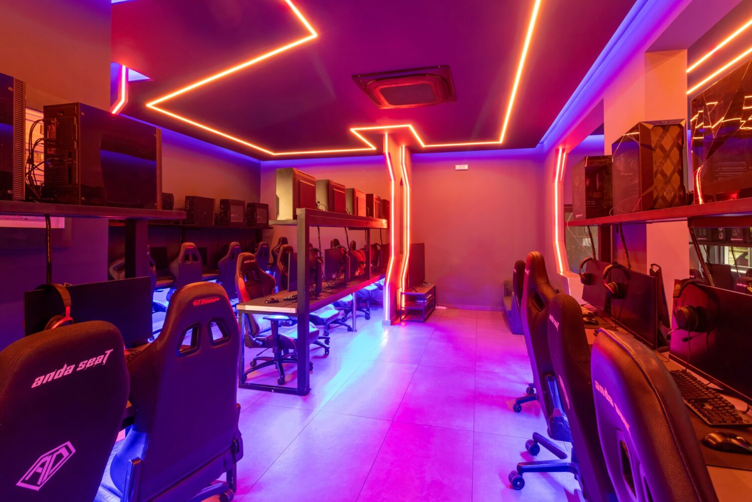 GOSU E-SPORTS CAFE GAMING ROOM